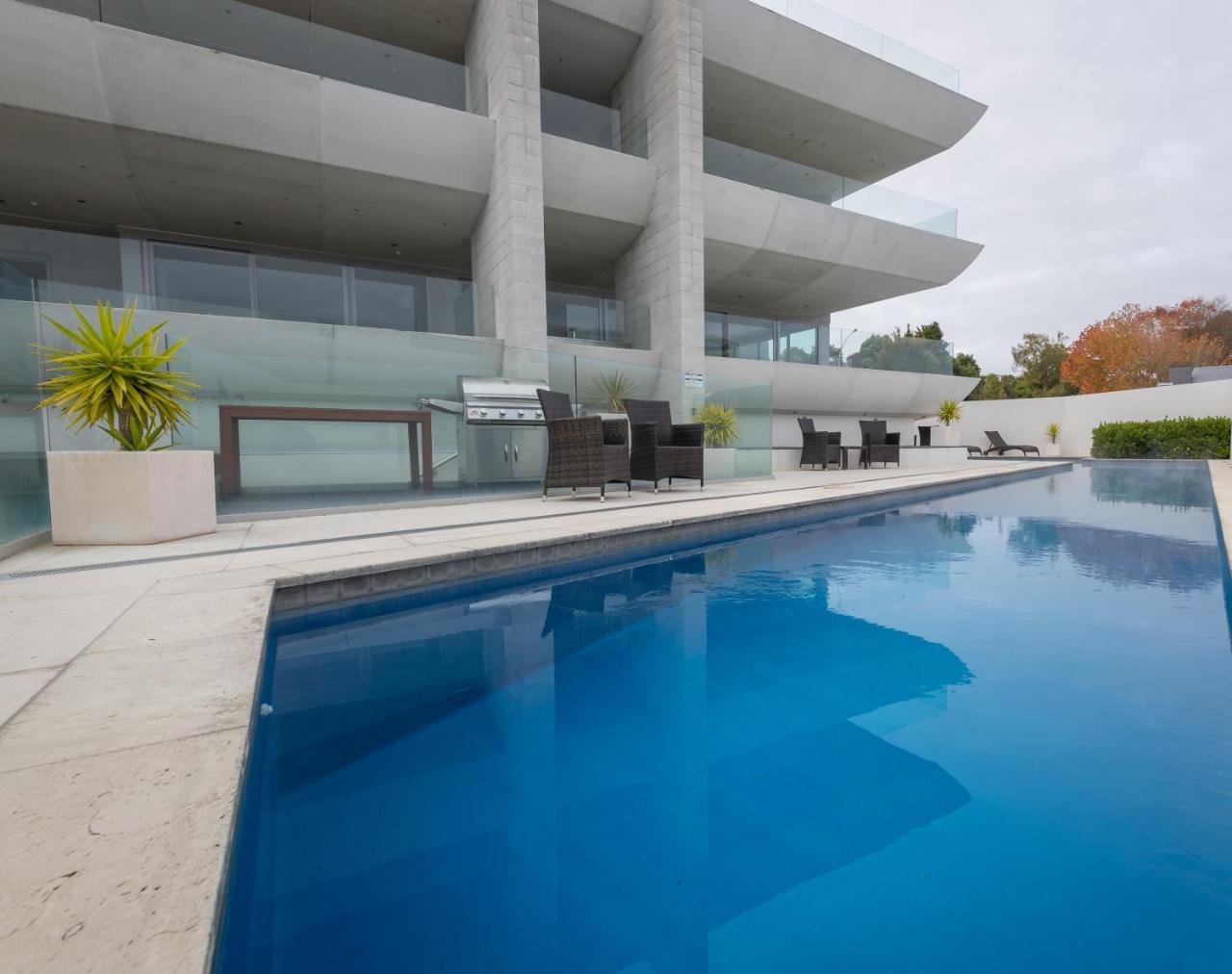 圣水陶波酒店 外观 照片 A pool in a private home